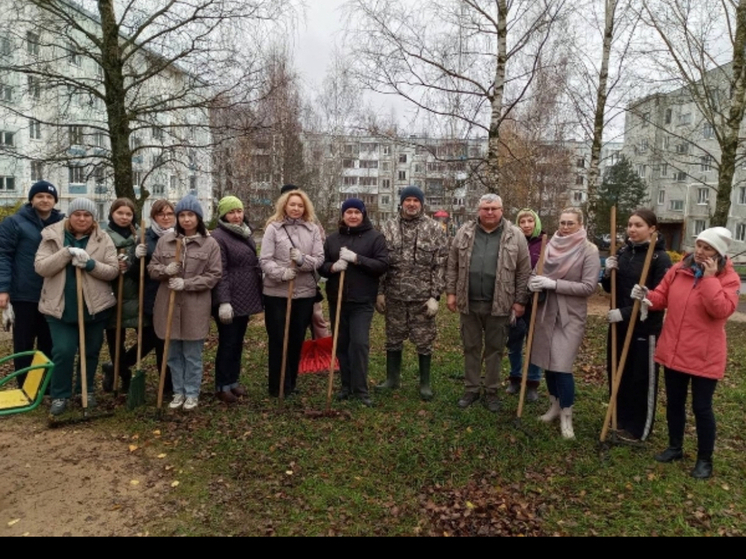 В Смоленском муниципальном округе прошёл масштабный субботник в преддверии Дня народного единства