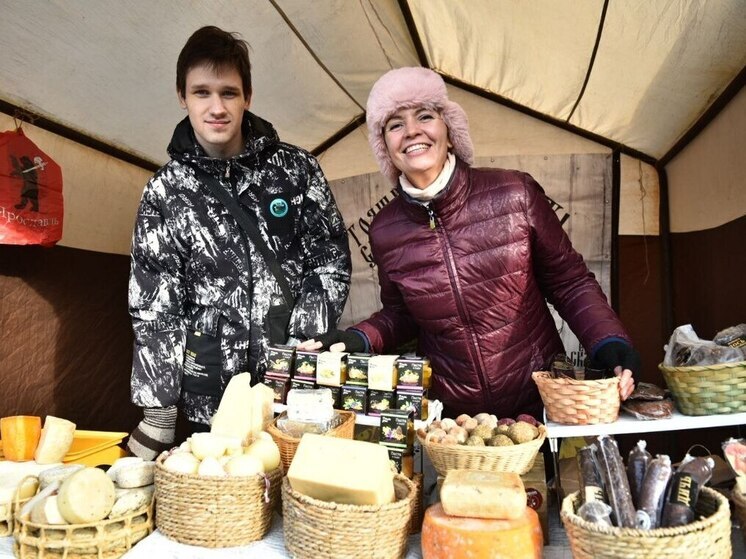 В Ярославле идет праздничная ярмарка на Советской площади.