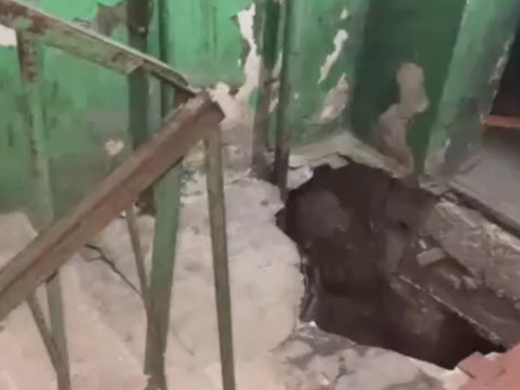 Ненадежная конструкция: в многоквартирном доме Находки обвалился пол