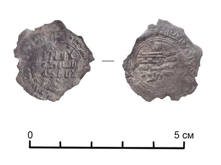 Une rare pièce de monnaie russe ancienne de l'époque viking, de style arabe, a été découverte à Old Ladoga.