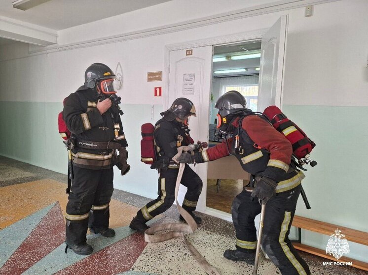 Более 1570 человек эвакуировали из школы Уссурийска для тушения условного пожара