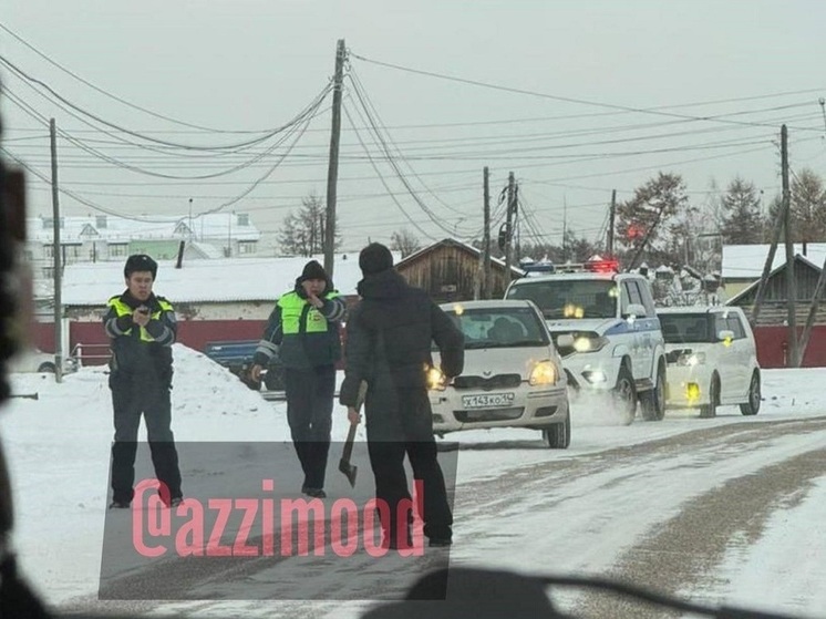 Жительница Верхневилюйского района задержана за создание помех движению с топором