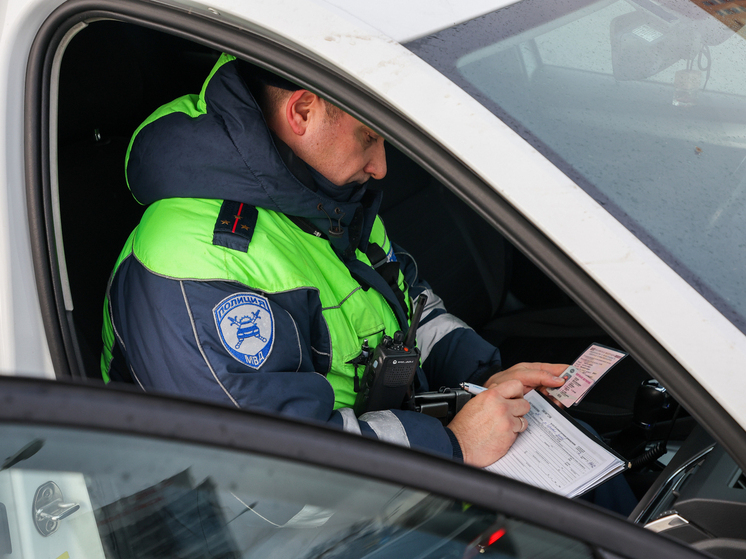 Водителям в РФ грозит штраф или арест за отказ показать права без обложки инспектору ГИБДД