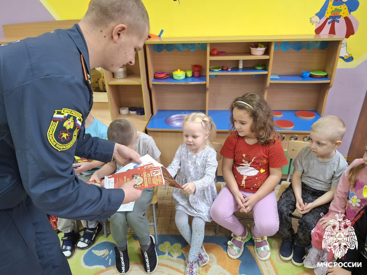 "Безопасность дома": в Кирилловском детском саду прошел урок с пожарным