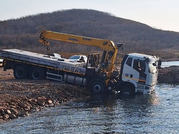 Во Владивостоке специалисты с баржи утопили грузовик