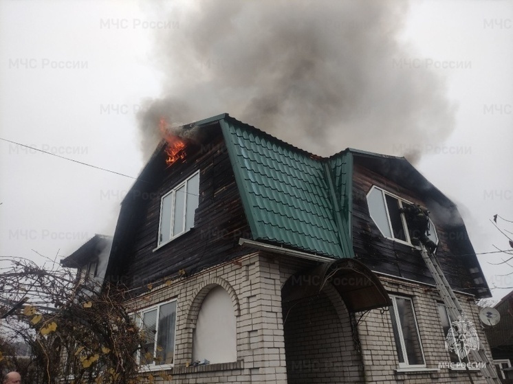 На Луговой в Брянске загорелся жилой дом
