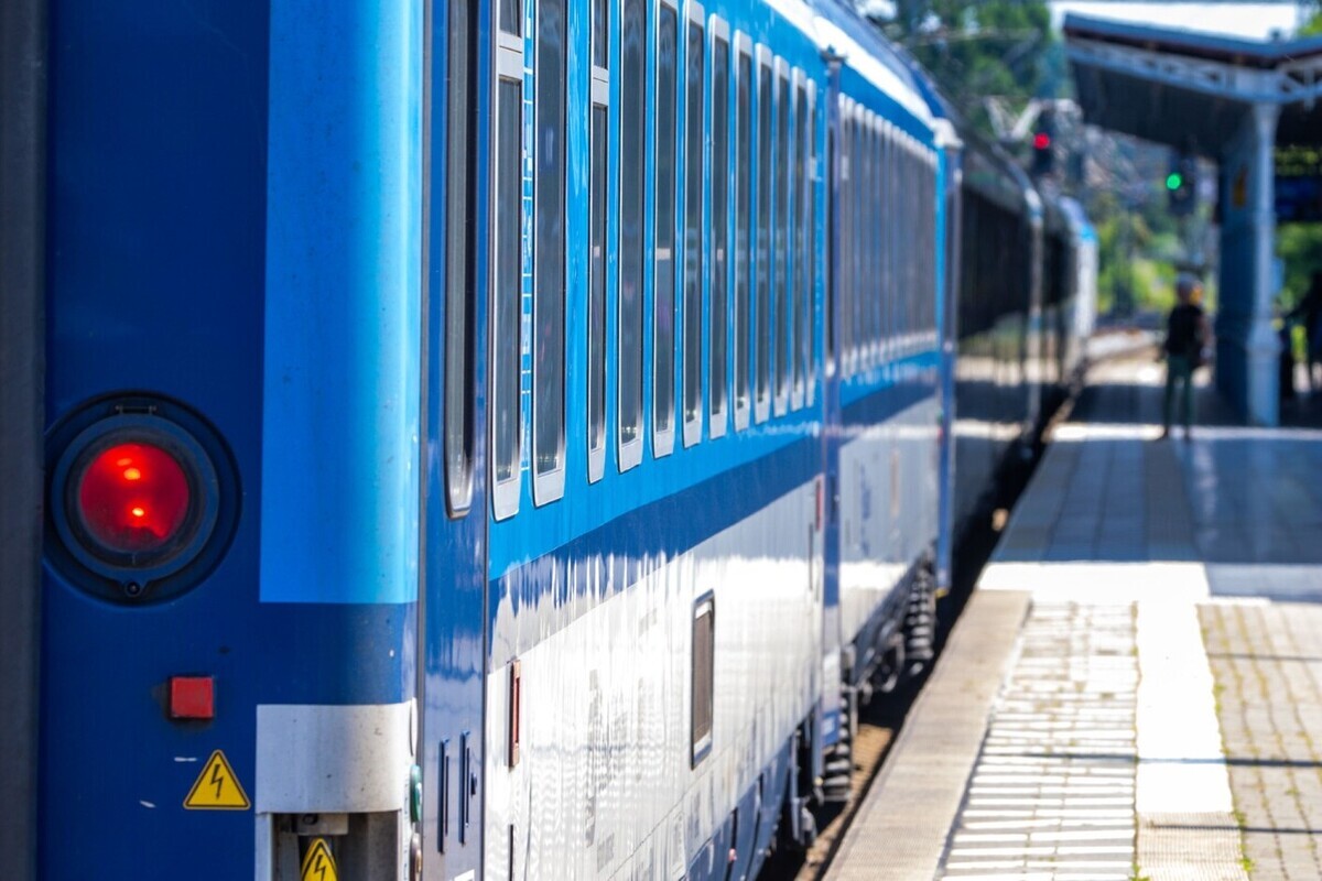 В европейской стране из-за кражи на железной дороге парализовано движение поездов