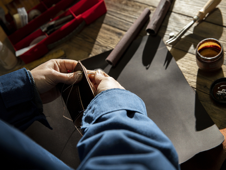 Воронежский мастер с помощью соцконтракта открыл студию с изделиями из кожи