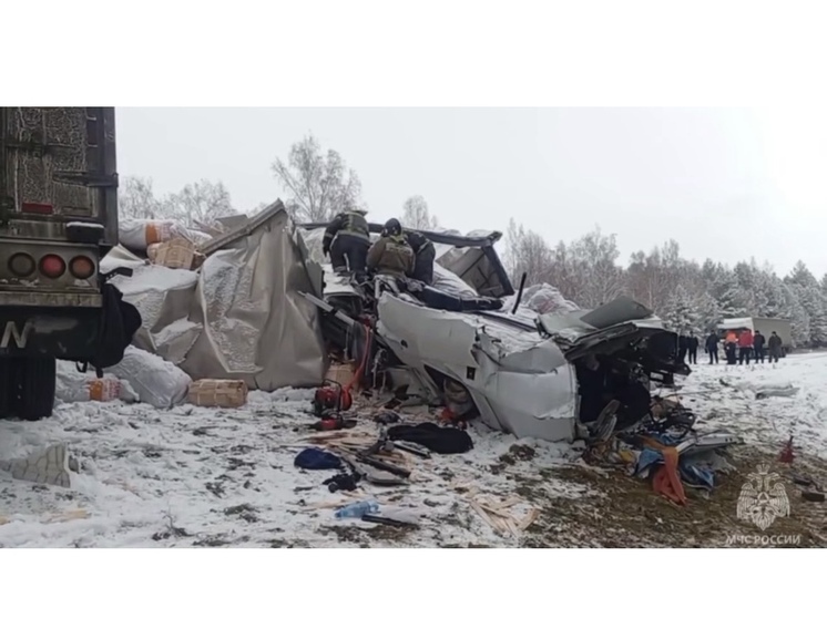 Спасатели деблокировали пострадавших в крупном ДТП на трассе «Сибирь»