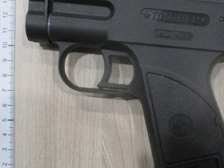 Угрожавший пистолетом мужчина похитил у волгоградца телефон и 3000 рублей