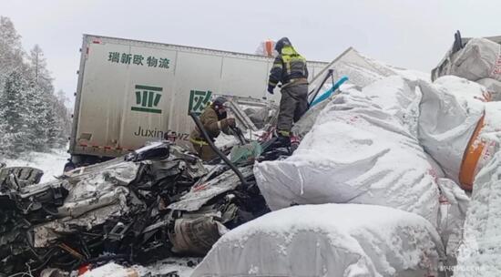 В Иркутской области сотрудники МЧС России ликвидируют последствия ДТП