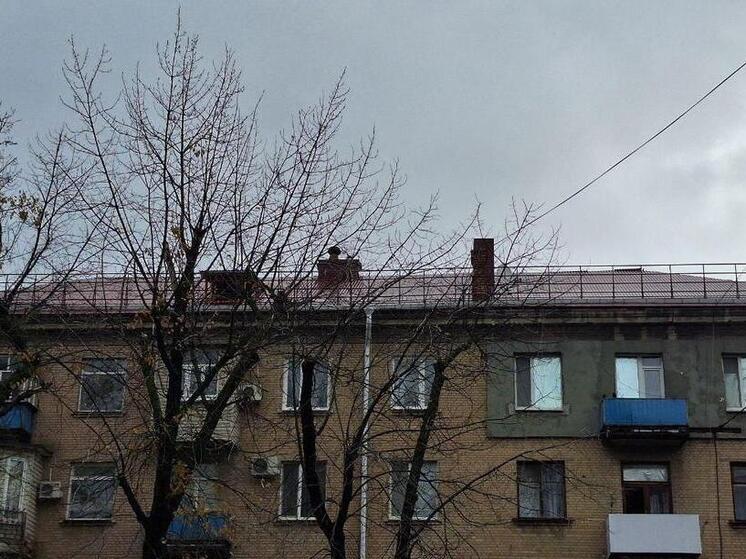Архангельская область продолжает ремонт кровли жилого дома в Мелитополе
