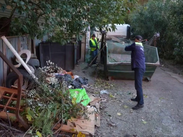 В Сочи продолжают убирать перенакопление мусора на контейнерных площадках