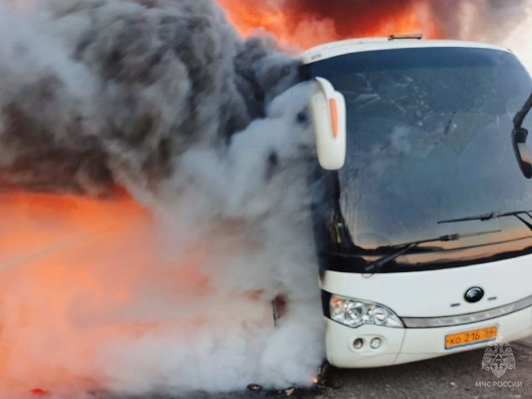 На дороге между Екатеринбургом и Тюменью сгорел автобус