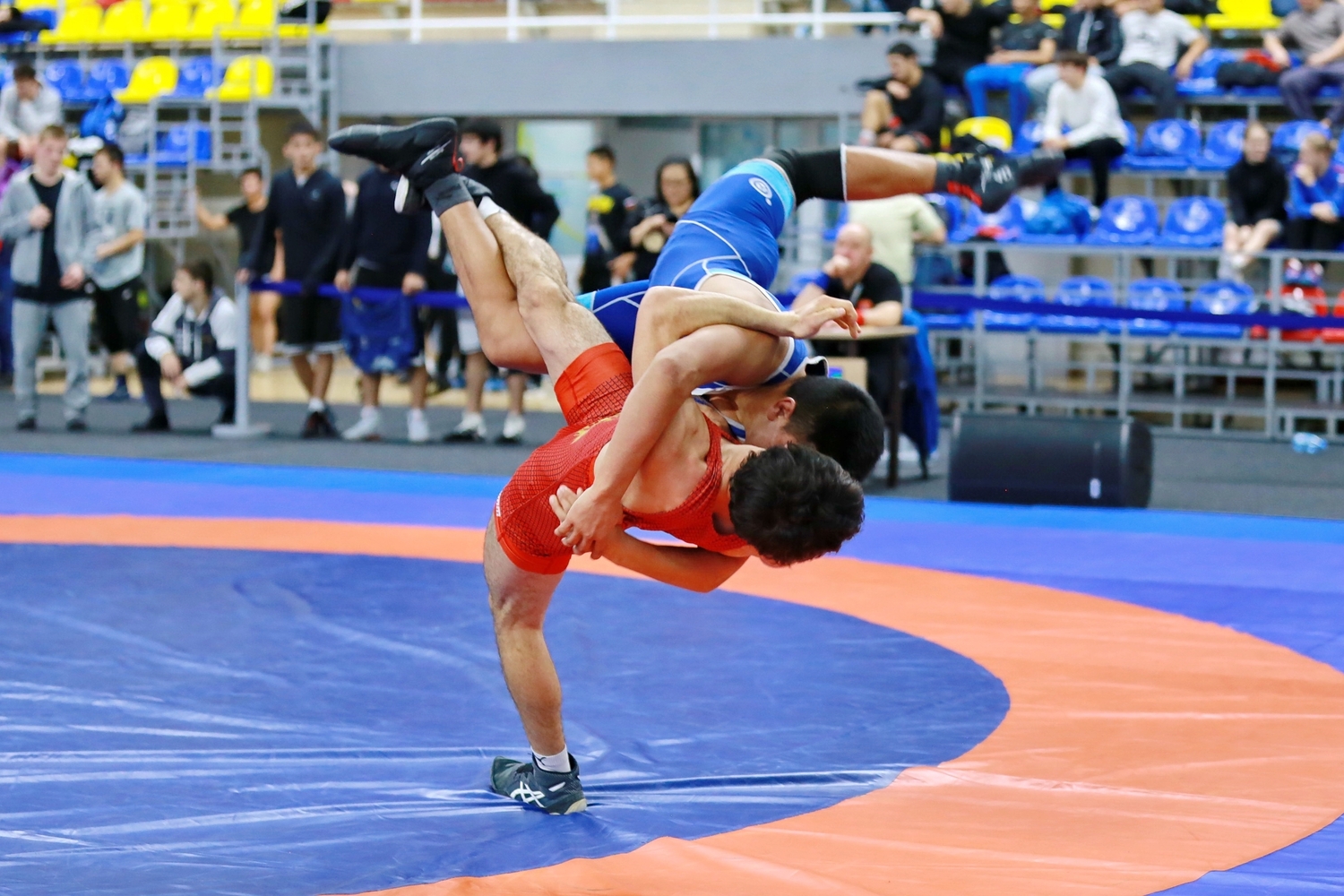 На соревнованиях в Хакасии борцы закручивали соперников в букву зю