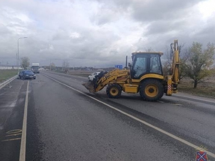 Водитель иномарки попал в больницу после ДТП с экскаватором под Волгоградом