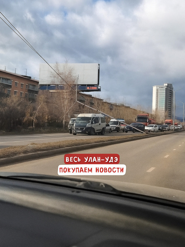 В Улан-Удэ электроопора обрушилась на маршрутку