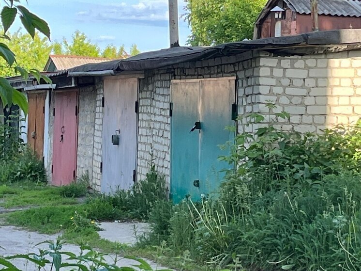 В Энгельсе из горевшего гаража госпитализировали 18-летнего юношу