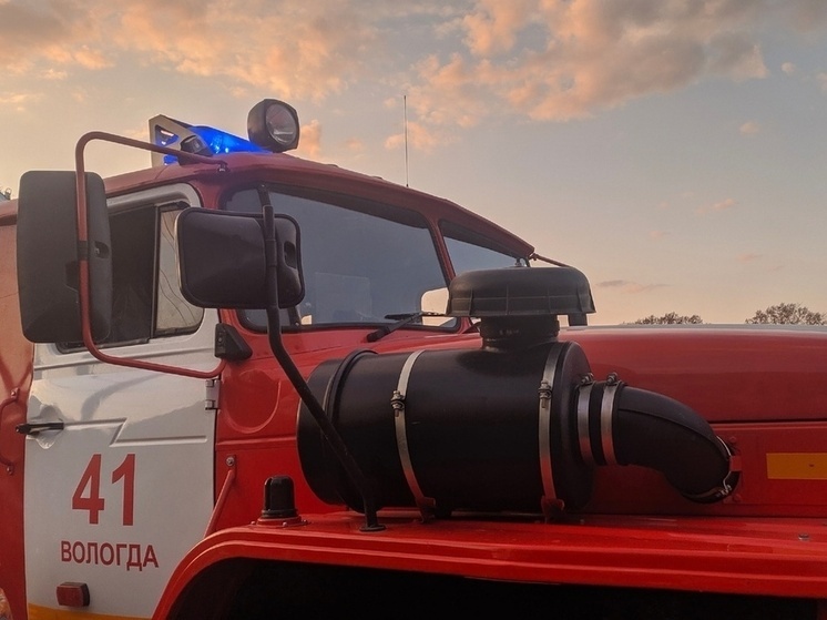 В Вологде пожарные вывели из задымленного здания 12 человек