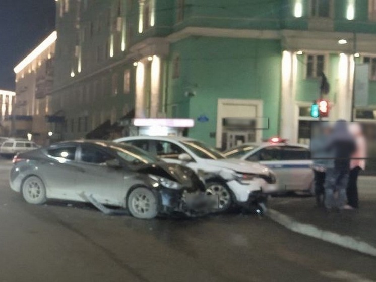 В Мурманске водитель проигнорировал красный свет и попал в ДТП