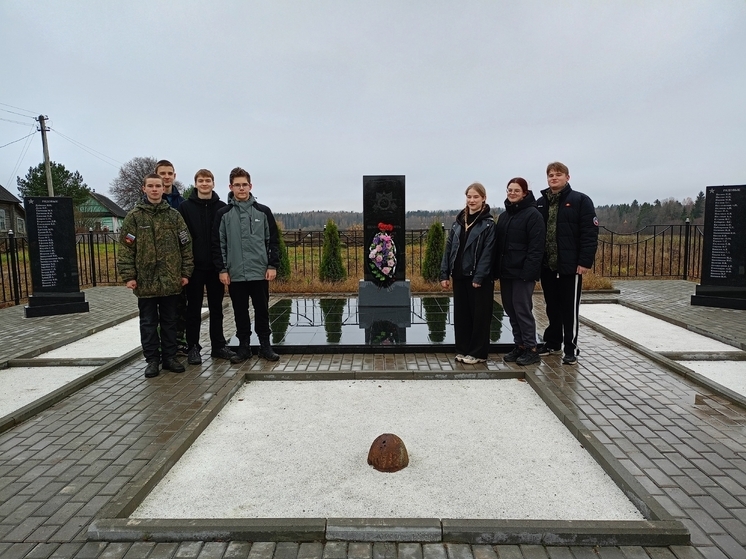 Школьники в Тверской области навели порядок на мемориале