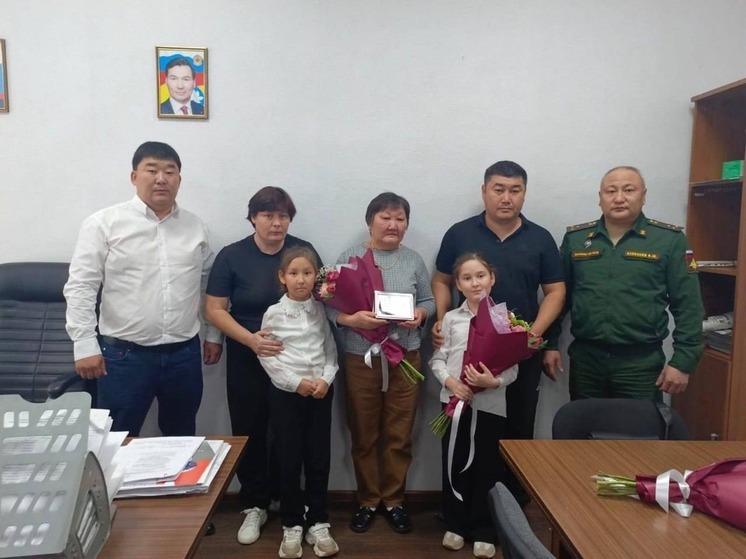 В Калмыкии семьям погибших участников спецоперации передали ордена Мужества