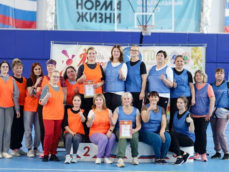 Любытинские чиновники приняли участие в «Веселых стартах»