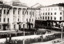 В преддверии хорошо знакомых нам всем ноябрьских праздников можно вспомнить о куда менее известном сейчас событии, которое однако имеет важное значение в истории отечественного радиовещания, а ныне связано еще и с очень круглым юбилеем