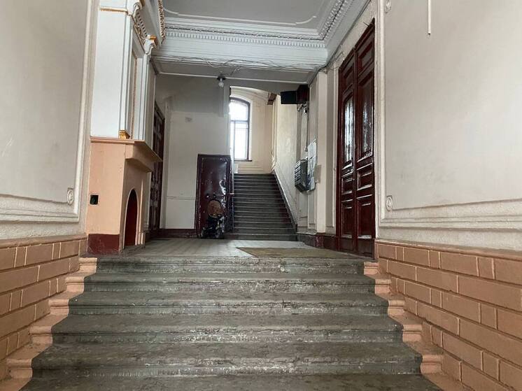 Петербуржцам напомнили о запрете хранения велосипедов и колясок в подъезде