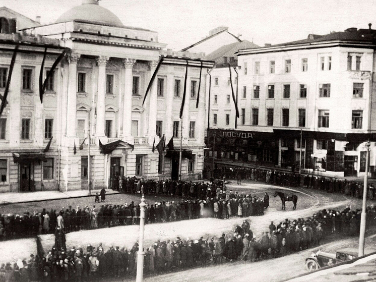 В преддверии хорошо знакомых нам всем ноябрьских праздников можно вспомнить о куда менее известном сейчас событии, которое однако имеет важное значение в истории отечественного радиовещания, а ныне связано еще и с очень круглым юбилеем