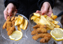 Легендарное британское блюдо фиш-энд-чипс, долгое время считавшееся доступным гастрономическим удовольствием для всех слоев общества, столкнулось с беспрецедентным кризисом. Об этом пишет британская Daily Star (статью перевели ИноСМИ). 