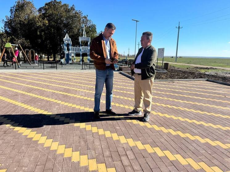 В селе Хмелево Черноморского района обновляют общественную территорию