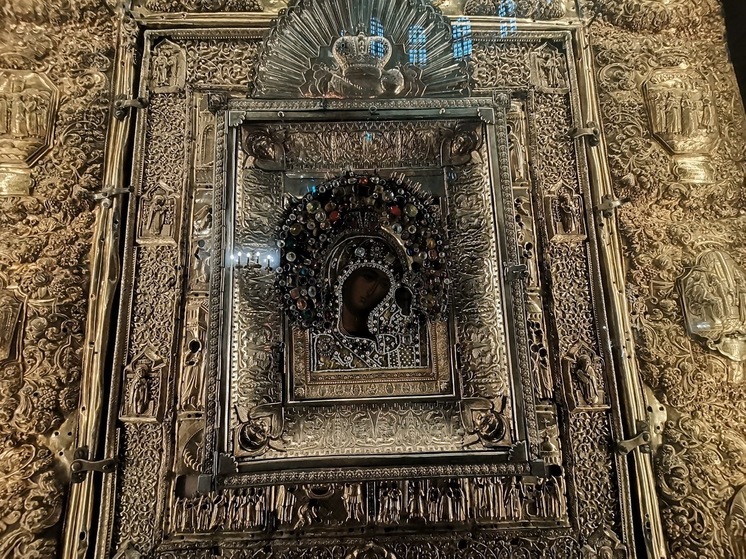 4 ноября 2025 года и по православному, и по народному календарю отмечается день явления Казанской иконы Божией Матери. Этот праздник связан с днем освобождения Москвы и России от польских интервентов в 1612 году. 