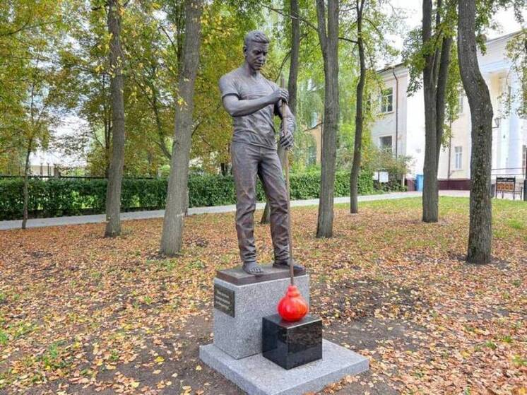 В Никольске установлен памятник выдувальщику стекла