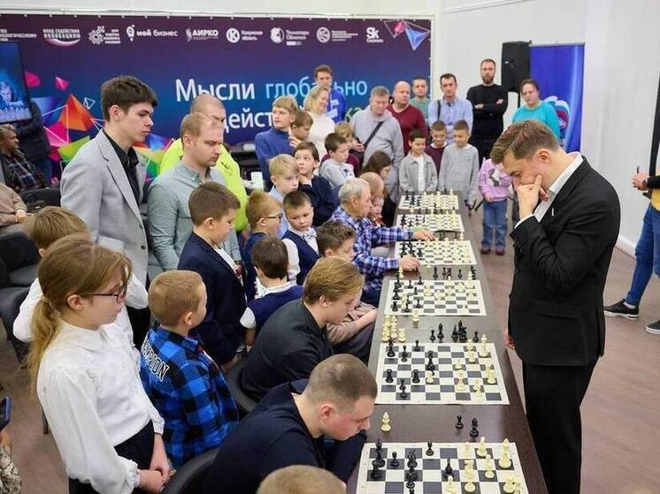 Гроссмейстер Сергей Карякин сыграл с калужанами