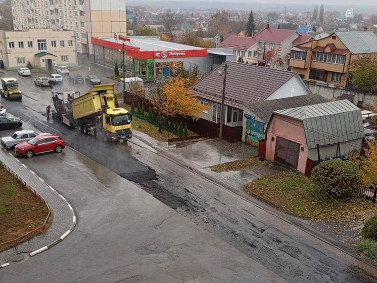 Липчане возмущены укладкой асфальта в дождливую погоду