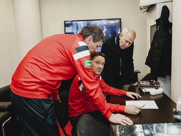 После поражения в Краснодаре в матче 14-го тура РПЛ от местной команды, в СМИ снова стали обсуждаться кандидатуры на пост главного тренера московского «Спартака». И снова звучат фамилии иностранных специалистов, хотя среди отечественных тренеров есть немало достойных кандидатур на этот пост.