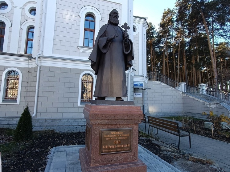 В Екатеринбурге установили памятник архиепископу и хирургу Луке Крымскому