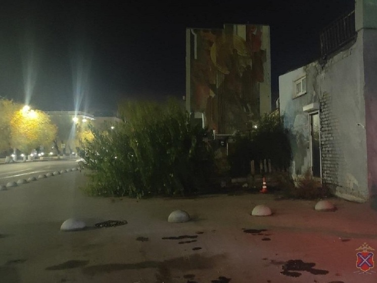 В центре Волгограда водитель на квадроцикле въехал в стену и опрокинулся