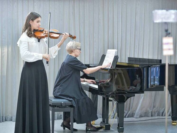  В Новом Уренгое прошел первый 5-часовой музыкально-художественный марафон