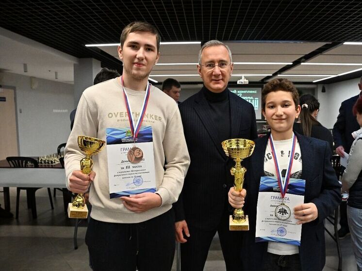 Калужский губернатор наградил победителей первенства ЦФО по шахматам среди юниоров