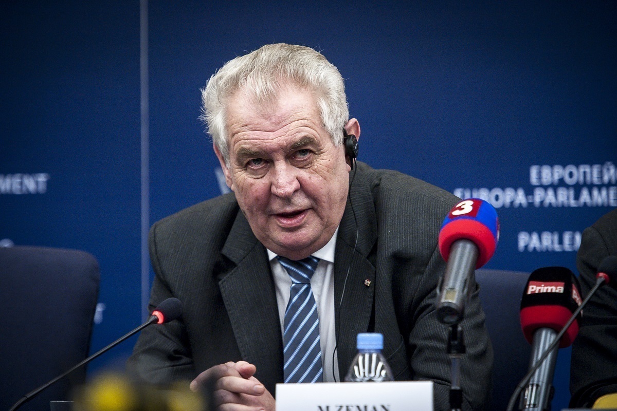 Nekdanjega češkega predsednika Miloša Zemana hospitalizirali v Pragi