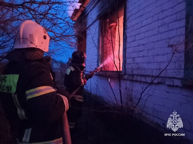 В орловском селе Верхняя Любовша выгорело неэксплуатируемое здание