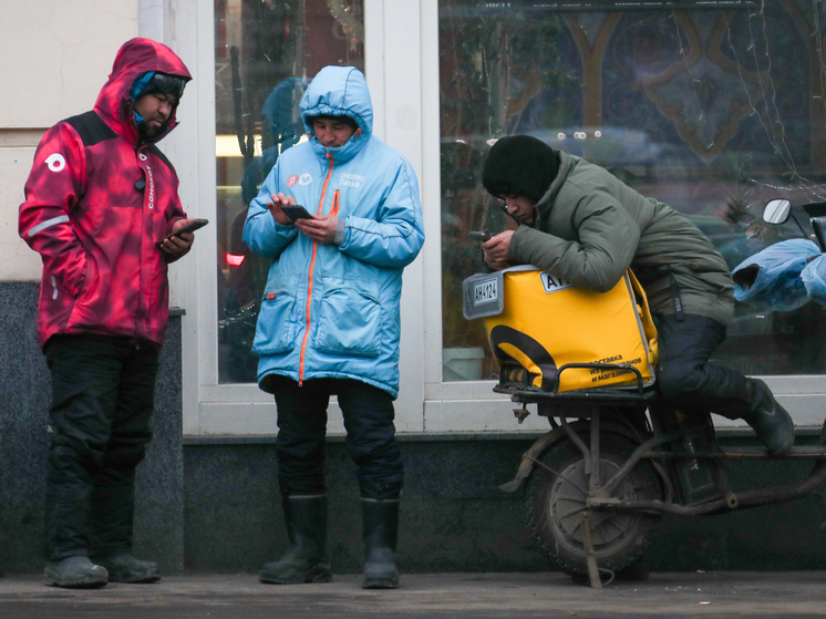 Курьерам-мигрантам закрыли доступ к сервисам доставки в Петербурге