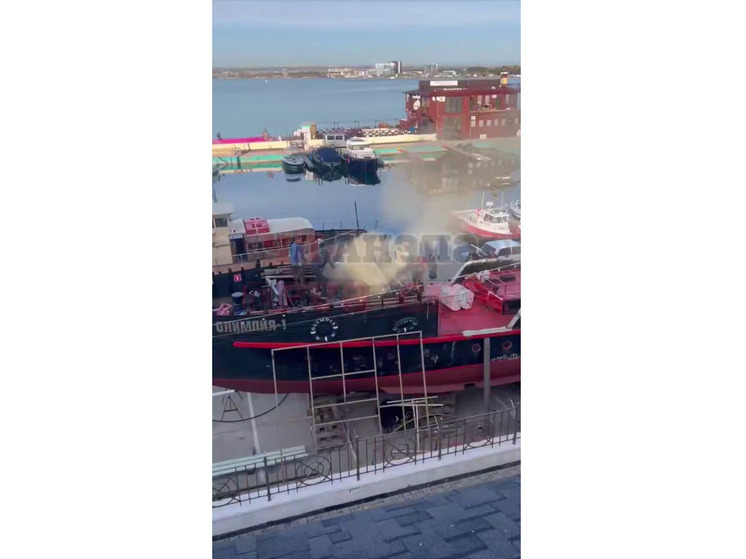 В Анапе загорелась яхта