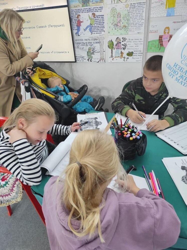 В Сергиевом Ските калужане рисовали свой герб