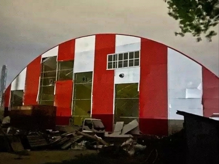 Жители Таганрога подписывают петицию чтобы спасти футбольный манеж «Авангард», пострадавший от дронов