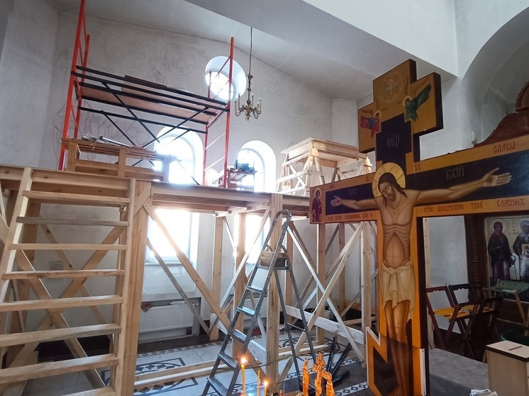 В Храме святых целителей Космы и Дамиана в Екатеринбурге начали роспись стен