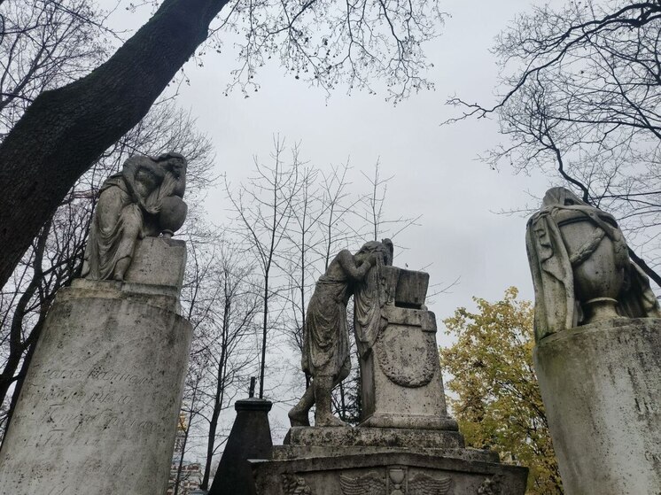 Кладбище — это особое место для каждого человека. Здесь переплетаются печаль и скорбь, молитва и память. Старейший погост, насчитывающий не одно столетие, сегодня местами пребывает совсем в унылом виде. 3 ноября Смоленскому кладбищу исполнилось 287 лет, и по его старинным аллеям прогулялась и журналист «МК в Питере» Наталья Ефимова.