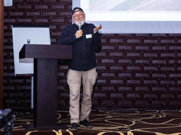 На прошедшем в субботу 1 ноября экологическом форуме «Сохраняя Куршскую косу», известный калининградский архитектор и социальный предприниматель высказал мысль, что Куршская коса — это живой организм, где дюны, лес, море, птицы, звери и человек веками жили в одном ритме, подчинённые естественному дыханию природы